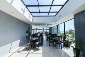 Skylight Suites Restaurant Bar