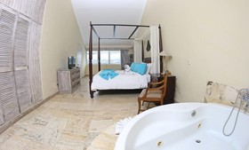 Exxtraordinary Resort-Bellamar