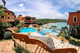 Exxtraordinary Resort-Bellamar