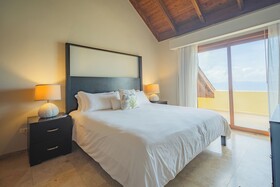 The Bannister Hotel & Yacht Club