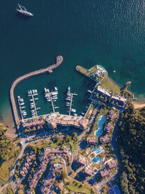 The Bannister Hotel & Yacht Club
