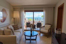 The Bannister Hotel & Yacht Club