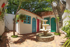 Colonial 154 H Boutique