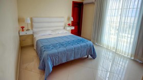 Hotel Shakey