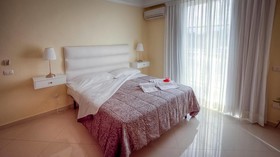 Hotel Shakey