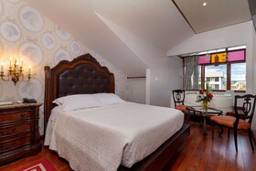 Azul de La Plaza Hotel