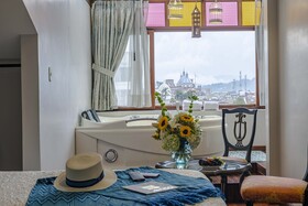 Azul de La Plaza Hotel