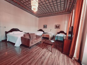Hotel Chat Noir