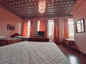 Hotel Chat Noir