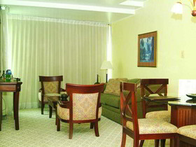 La Colina Suites