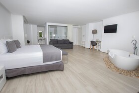 Golden Bay Hotel & Spa