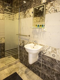 Life Pyramids Inn
