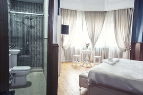 Tahrir Plaza Suites