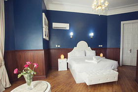 Tahrir Plaza Suites