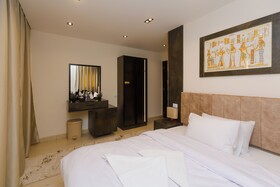 Crowne Pyramids Palace