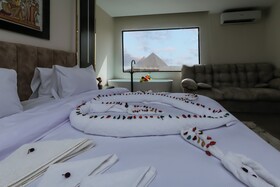 Crowne Pyramids Palace