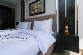 Crowne Pyramids Palace