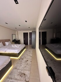 Crowne Pyramids Palace