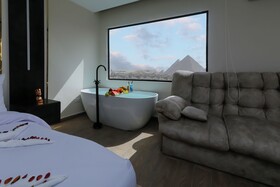 Crowne Pyramids Palace