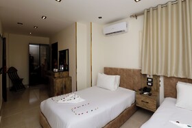 Taj Pyramids View Inn