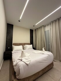 Taj Pyramids View Inn