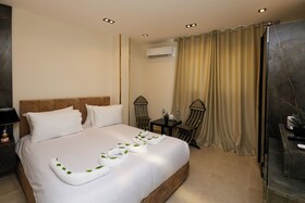 Taj Pyramids View Inn