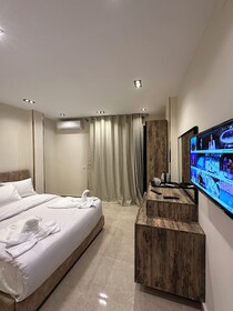 Taj Pyramids View Inn