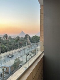 Taj Pyramids View Inn