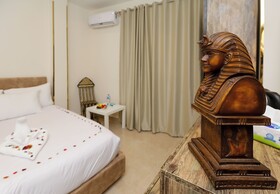 Taj Pyramids View Inn