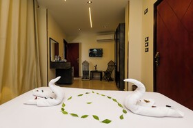 Taj Pyramids View Inn