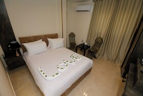 Taj Pyramids View Inn