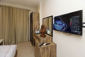 Taj Pyramids View Inn