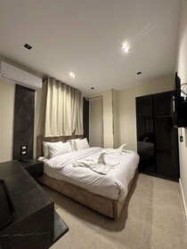 Taj Pyramids View Inn