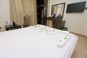 Taj Pyramids View Inn