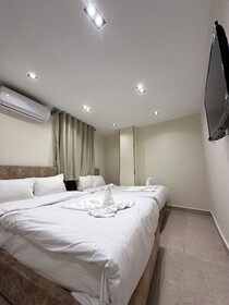 Taj Pyramids View Inn