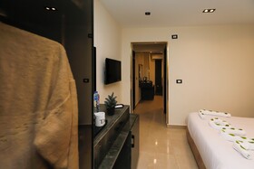 Taj Pyramids View Inn