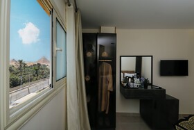 Taj Pyramids View Inn