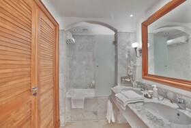 Royal Savoy Hotel & Villas