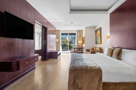 Royal Savoy Hotel & Villas