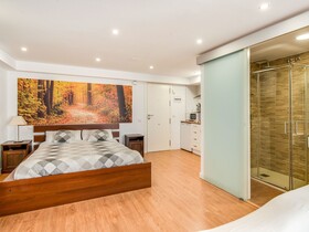 Radiant Holiday Home