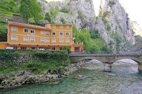 Hostal Poncebos