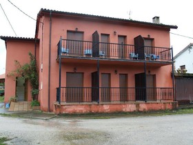 La Casa Abajo