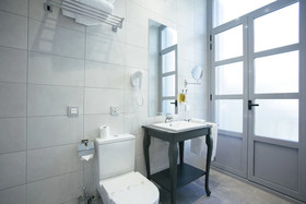 LEGAZPI DOCE Rooms & Suites