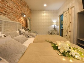 Center Suite