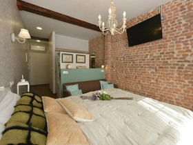 Center Suite