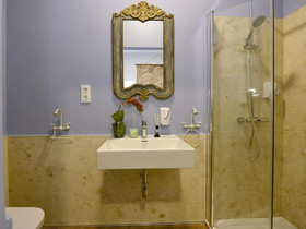 Center Suite
