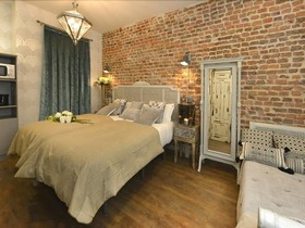 Center Suite