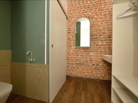 Center Suite