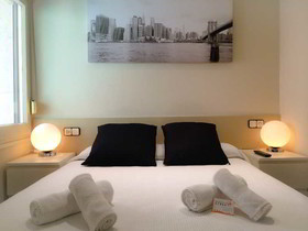 Barcelona City Street Hostal