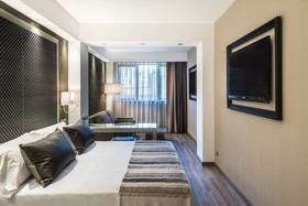 Catalonia Square Hotel